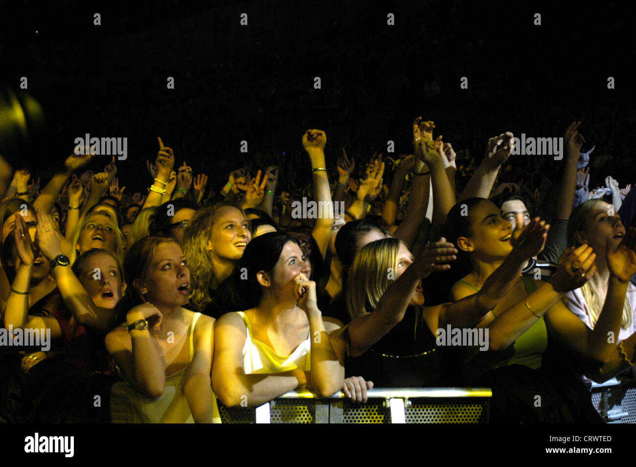 Ventole di adolescenti durante un concerto pop in Budapest Foto Stock