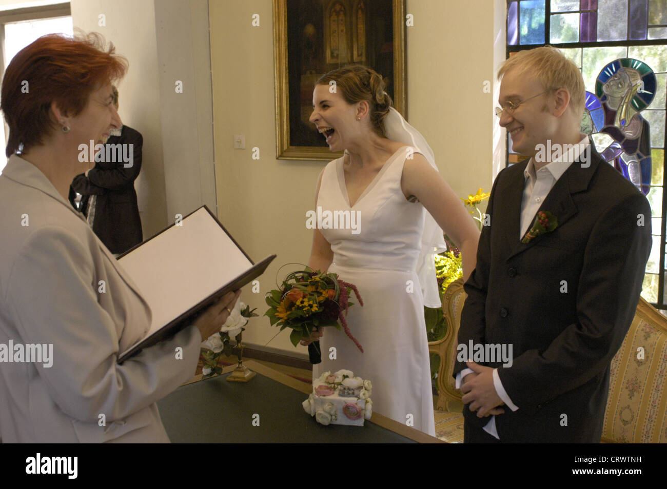 La sposa e lo sposo durante la cerimonia di nozze Foto Stock