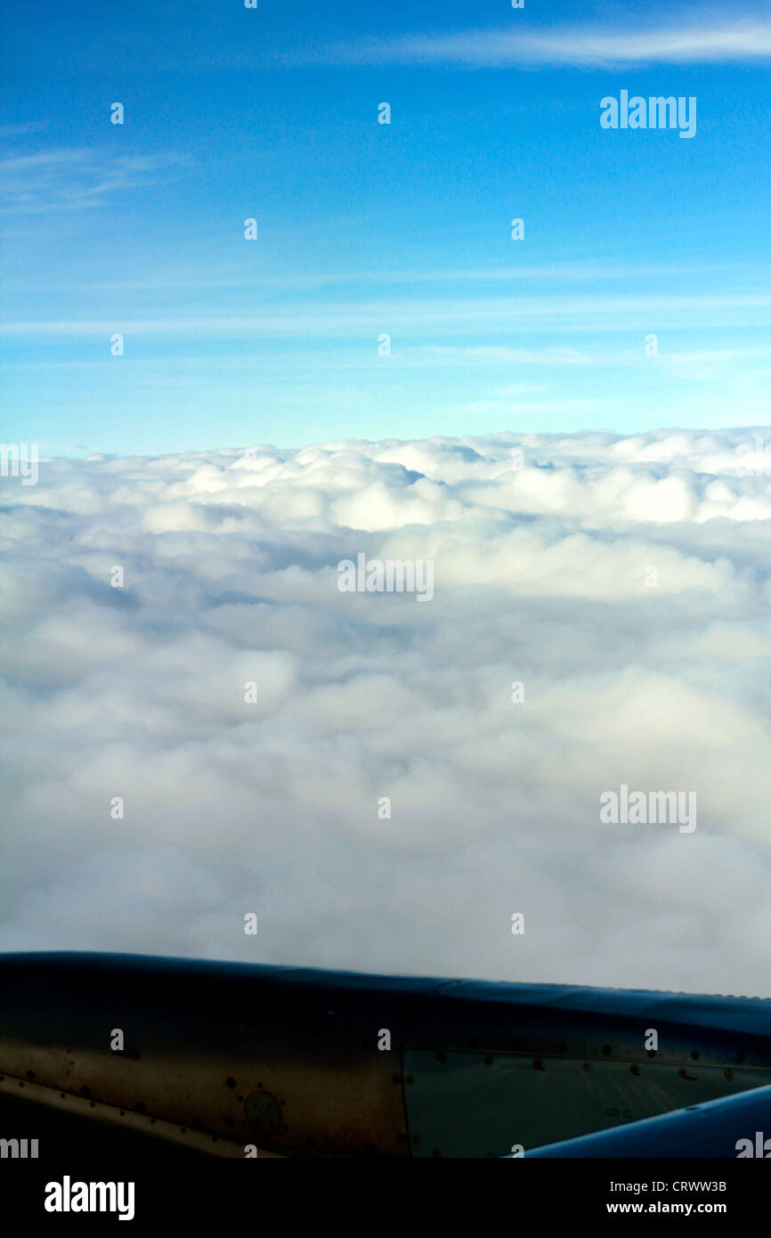 Nuvole da una finestra di piano Foto Stock
