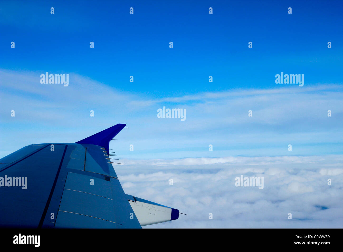 Nuvole da una finestra di piano Foto Stock