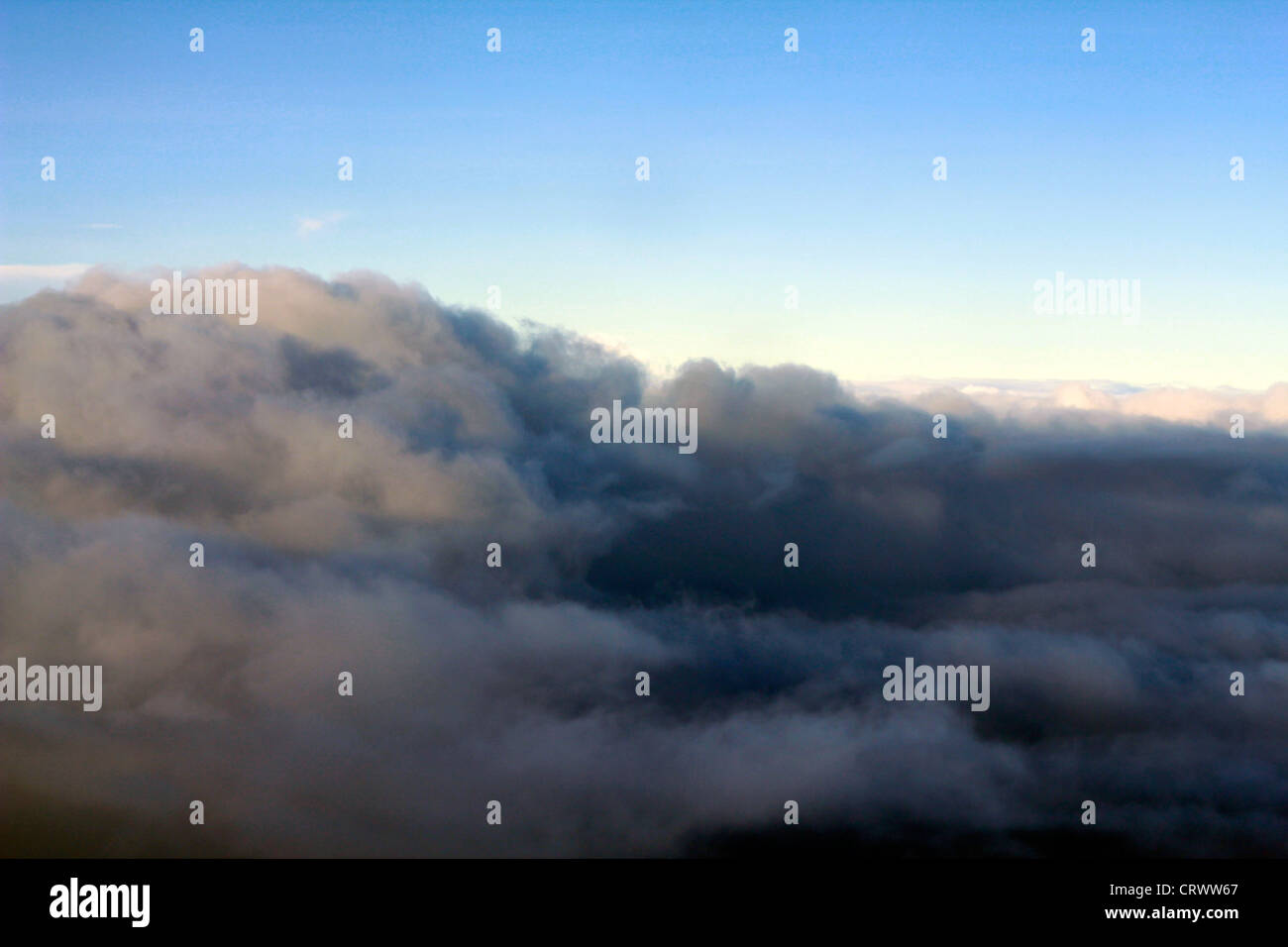 Nuvole da una finestra di piano Foto Stock