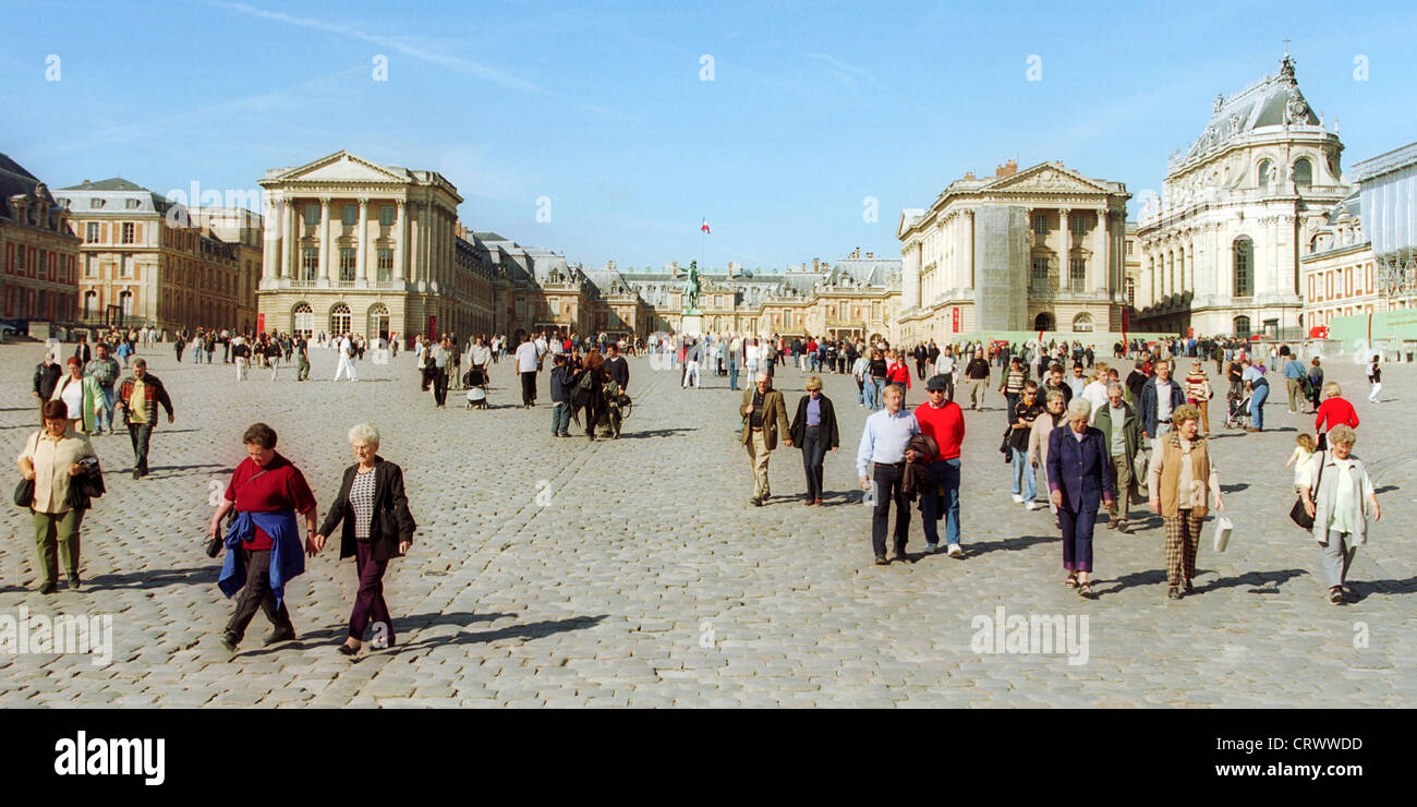 I turisti passeggiare attraverso Parigi Foto Stock