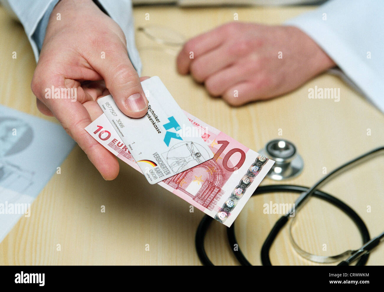 Assicurazione medica scheda con dieci euro nota Foto Stock