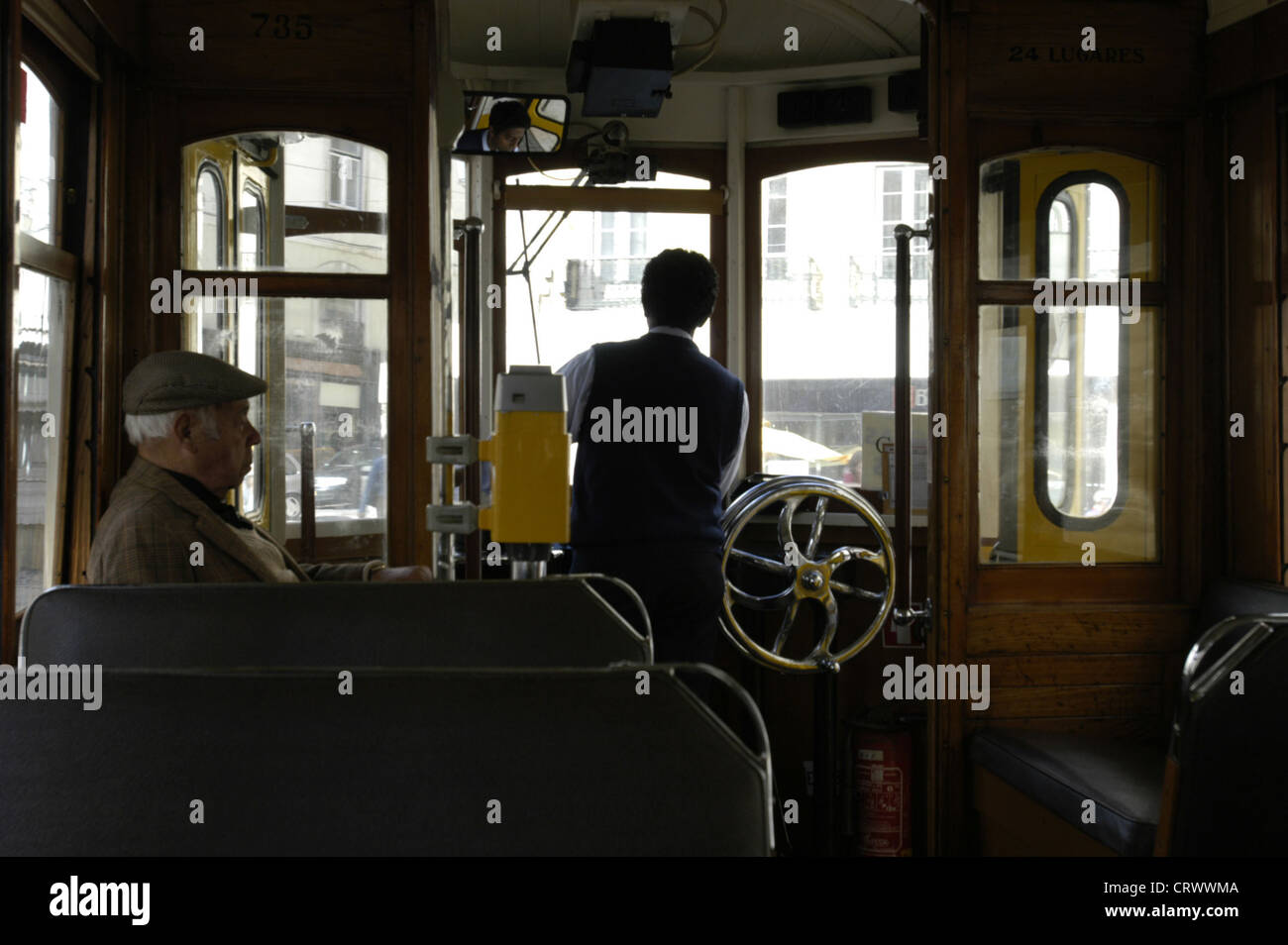 Il tram di guida attraverso il centro storico di Lisbona Foto Stock