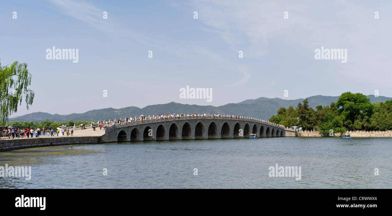 Il ponte Seventeen-Arch. Lago Kunming. Il palazzo d'estate. Pechino. Cina Foto Stock