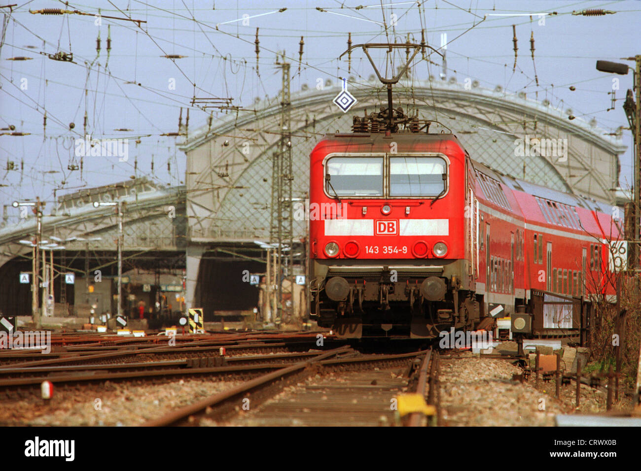 Un treno regionale è di lasciare la stazione Dresden-Neustadt Foto Stock