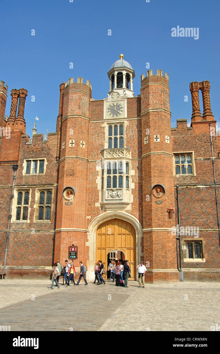 Torre dell Orologio in Corte di base, Hampton Court Palace, London Borough of Richmond upon Thames, Greater London, England, Regno Unito Foto Stock