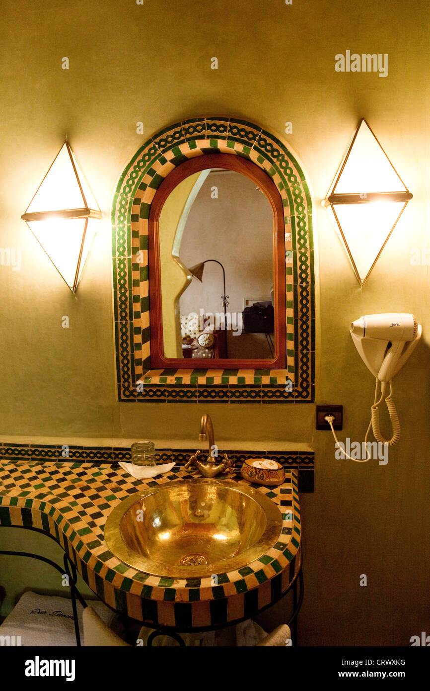 Bagno di lusso nel Riad Dar Zitoune Hotel, taroudant Marocco Foto Stock