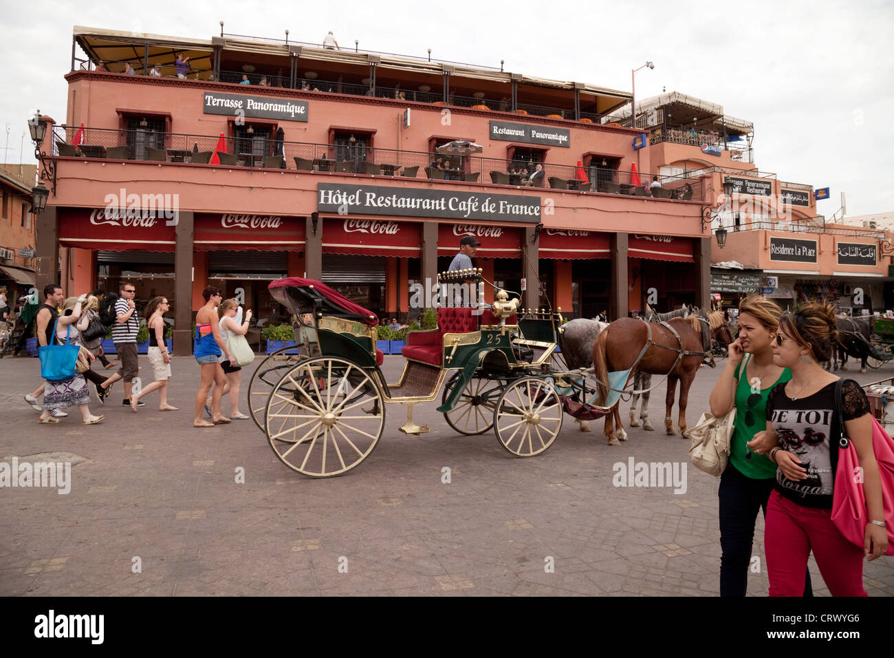 La gente di fronte al Cafe de France hotel, Djemaa el Fna a Marrakech marocco Foto Stock