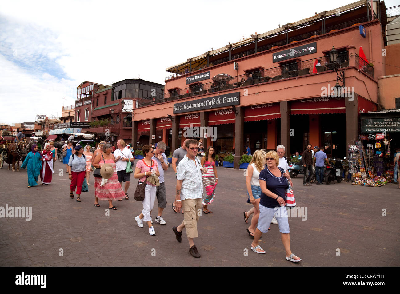 La gente di fronte al Cafe de France hotel, Djemaa el Fna a Marrakech marocco Foto Stock