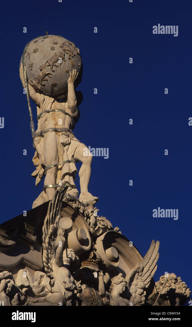 Statua del dio con il globo terrestre sulle spalle Foto Stock