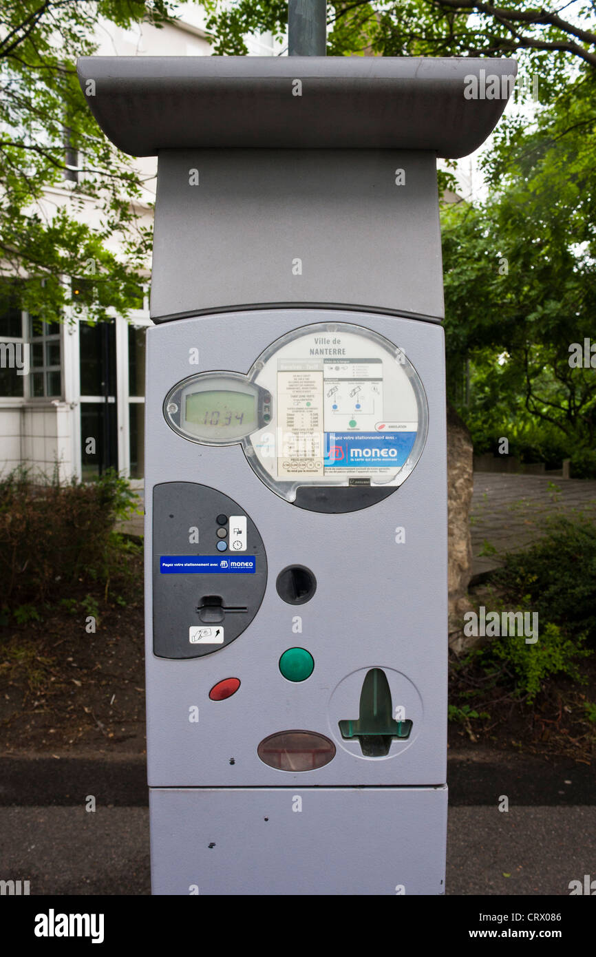 Powered Solar Pay & Display ticket machine nel sobborgo di Parigi di Nanterre, Francia Foto Stock