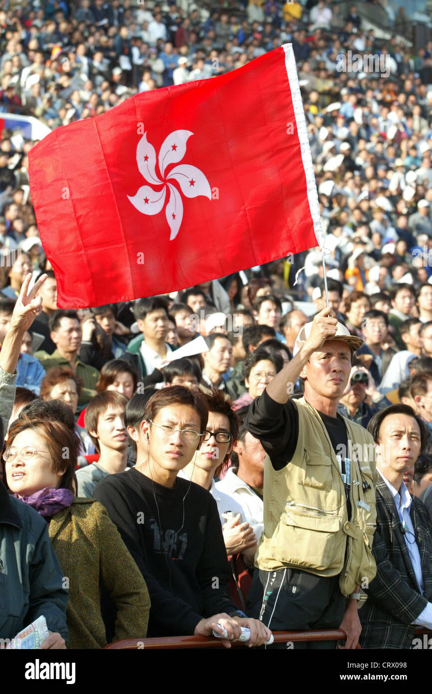 Un Hongkongchinese con una bandiera di Hong Kong Foto Stock