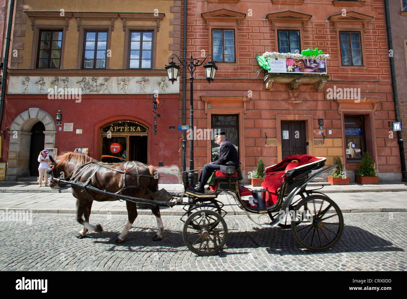 Un cavallo e carrozza nella vecchia piazza del mercato, Varsavia, Polonia. (Rynek Starego Miasta, Warszawa) Foto Stock