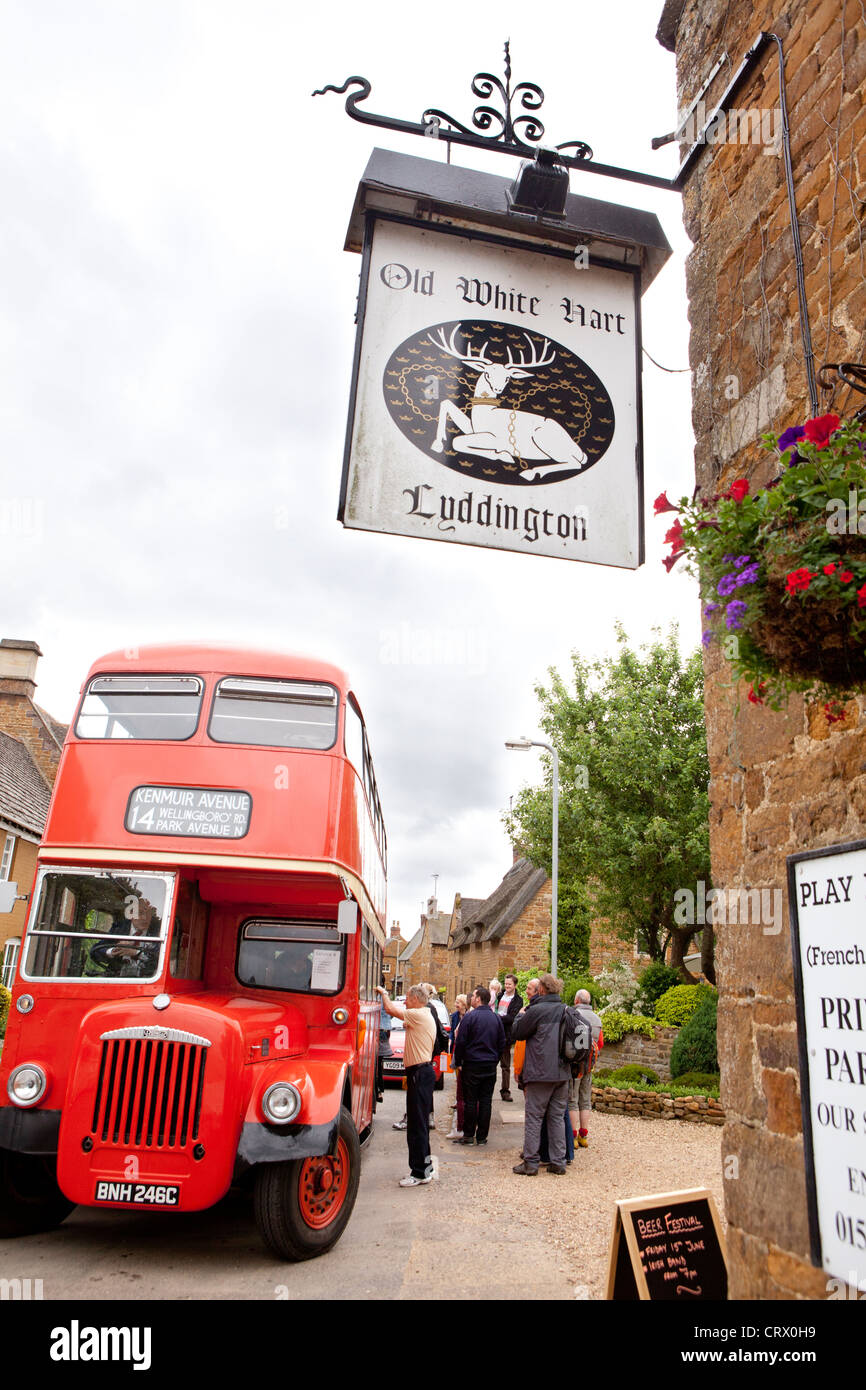 Red double-decker bus, Old White Hart pub, Welland Valley Festival della birra, Inghilterra Foto Stock