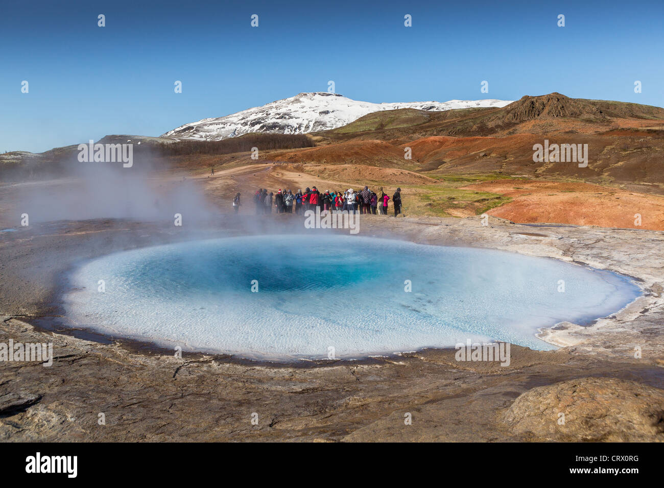 Tourist in attesa di Strokkur geyser a scatenarsi, Islanda Foto Stock