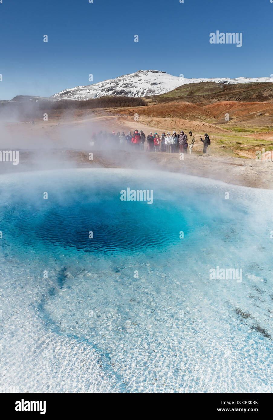 Tourist in attesa di Strokkur geyser a scatenarsi, Islanda Foto Stock