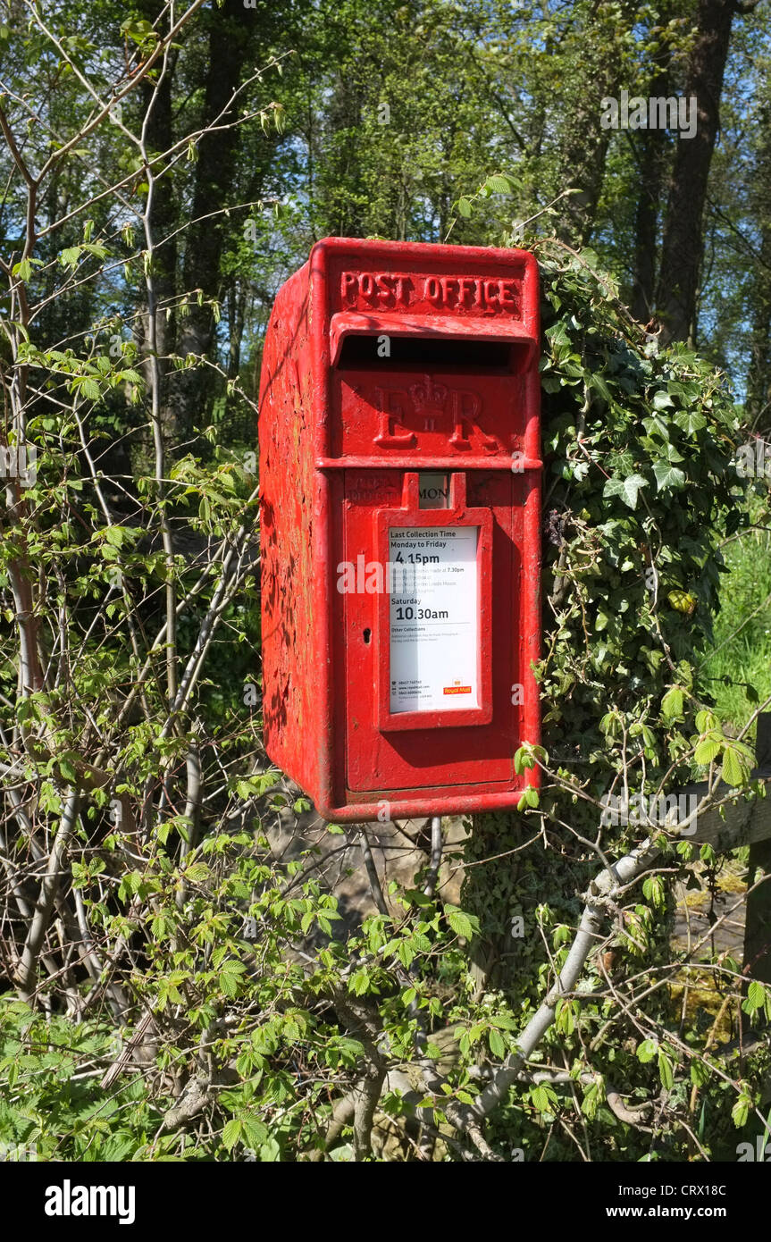 Post montato PostBox a Middleton, Ilkley, ennesima Yorkshire, Regno Unito Foto Stock
