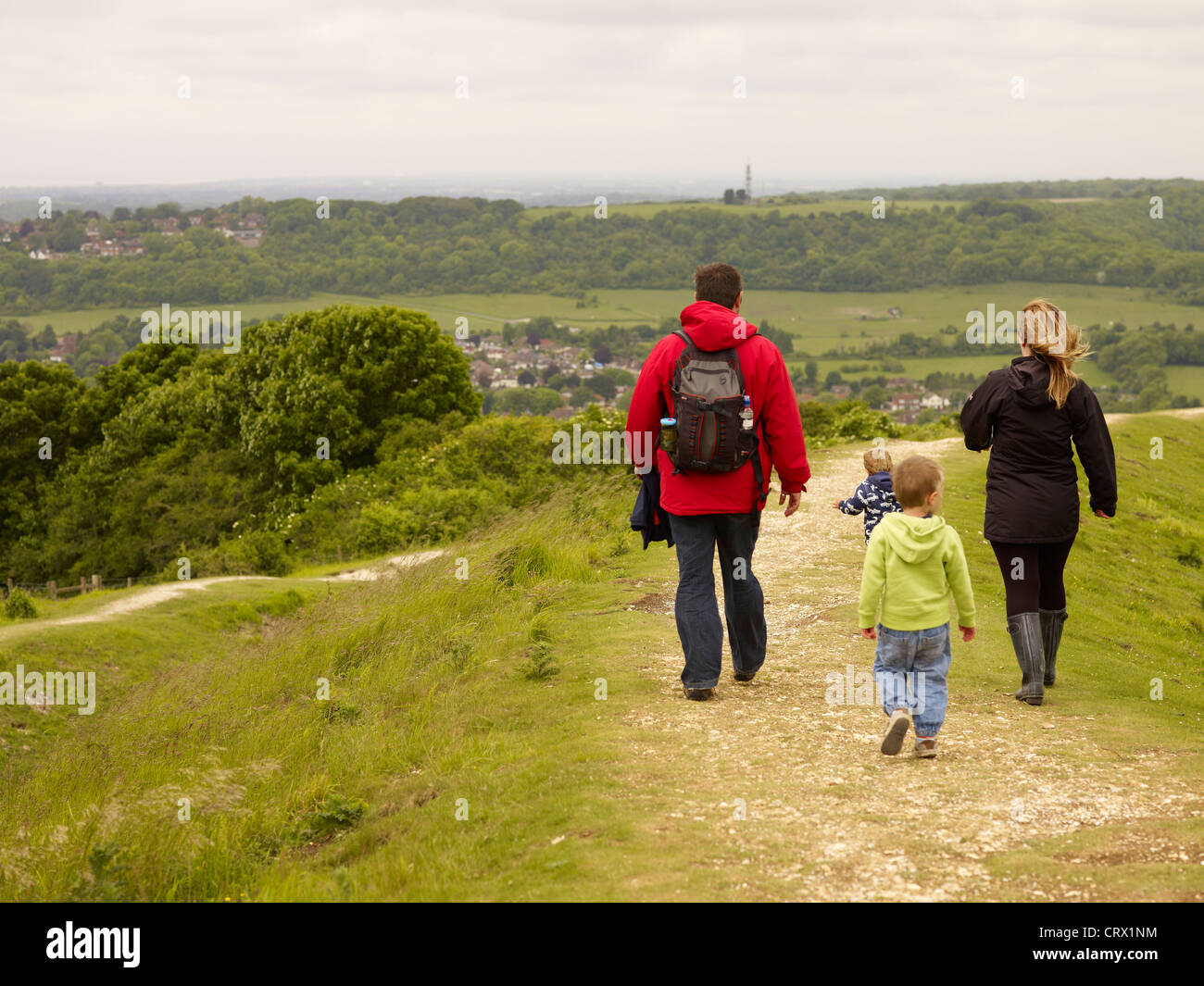 Una famiglia a spasso sulla South Downs a Cissbury Ring West Sussex Foto Stock