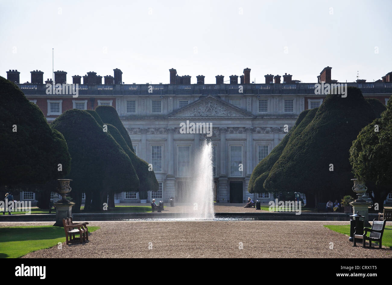 Fontana in Oriente giardini, Hampton Court Palace e Hampton Inn London Borough of Richmond upon Thames, Greater London, England, Regno Unito Foto Stock