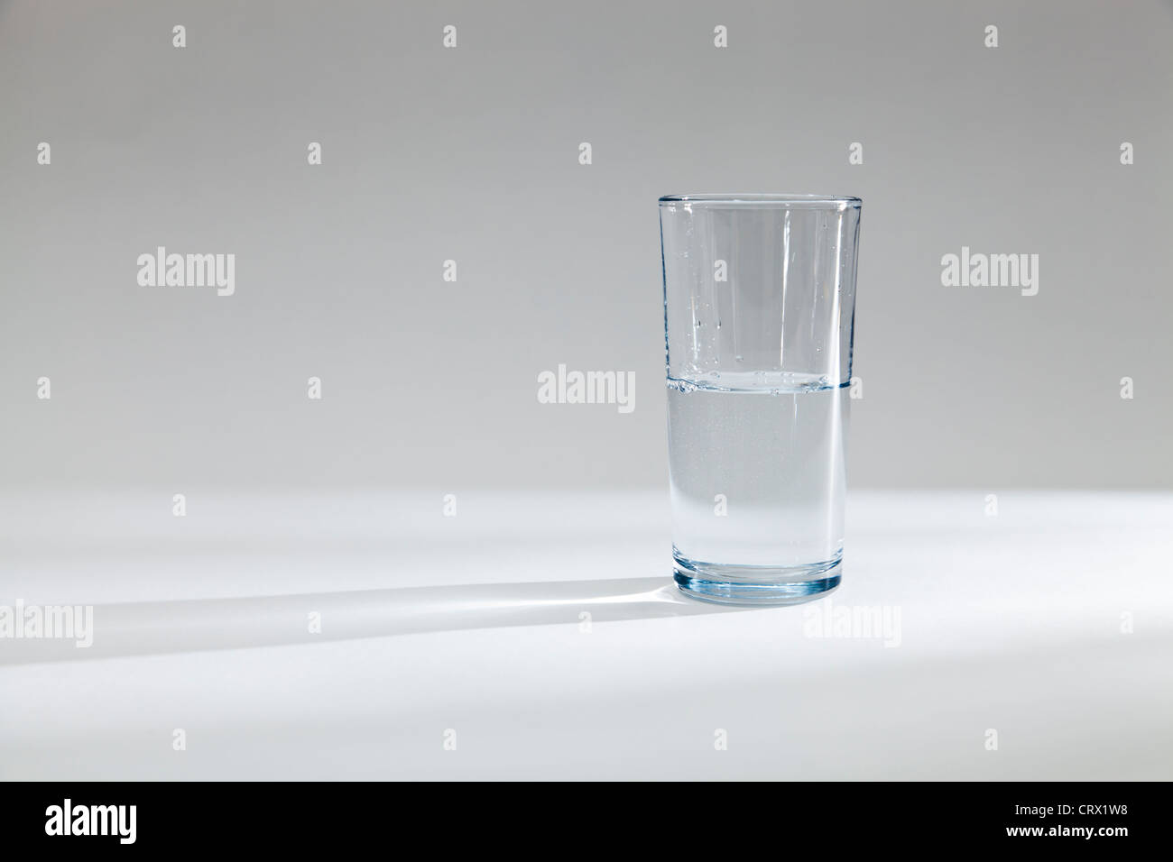 Bicchiere mezzo pieno o mezzo vuoto con acqua Foto Stock