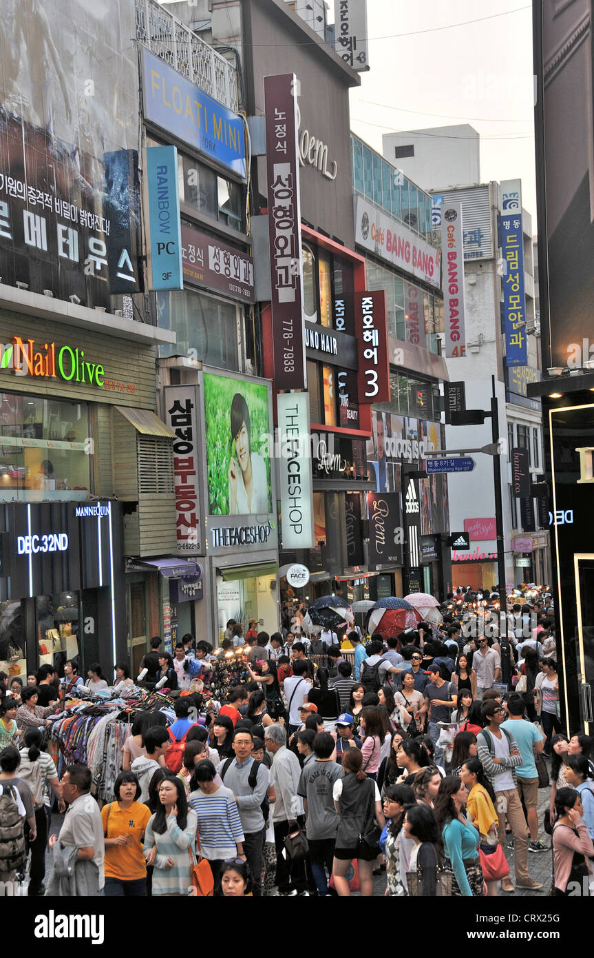 La folla in strada commerciale di Seoul COREA DEL SUD Foto Stock