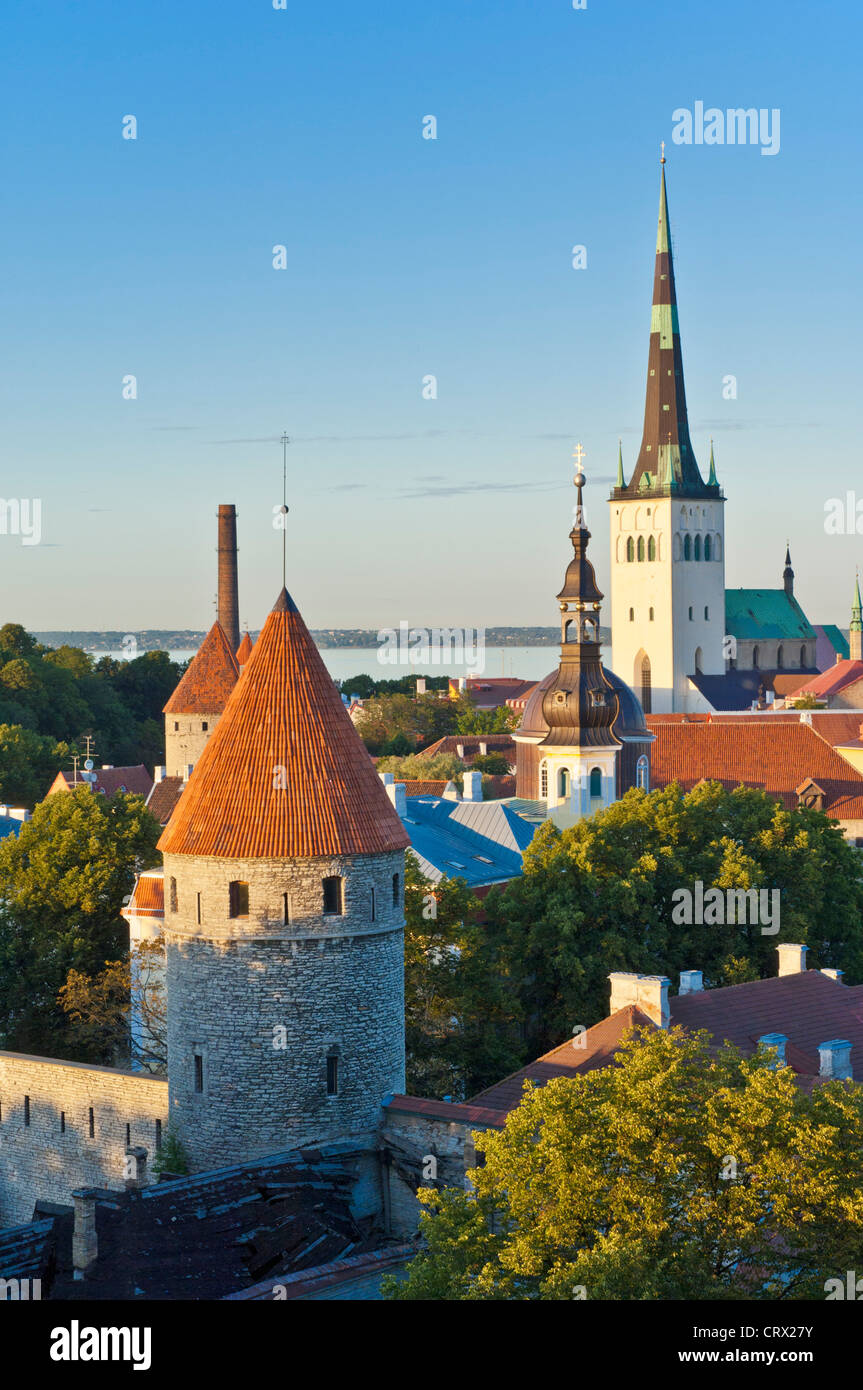 Città vecchia di Tallinn mura medievali torri di difesa e St Olafs chiesa Estonia UE Europa Baltic Foto Stock