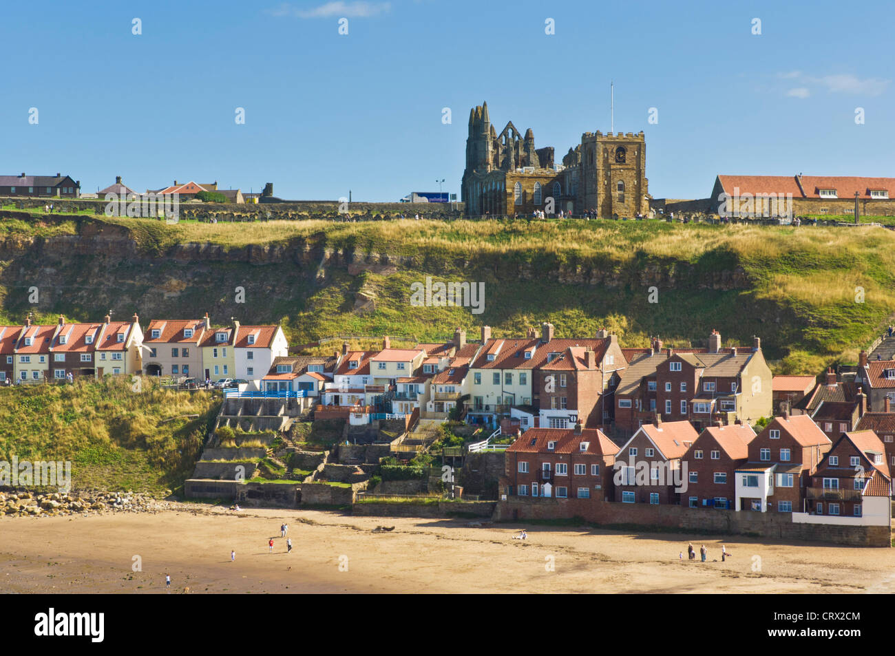 Whitby Abbey rovine e chiesa vecchia e la spiaggia Nord Yorkshire Regno unito Gb eu europe Foto Stock