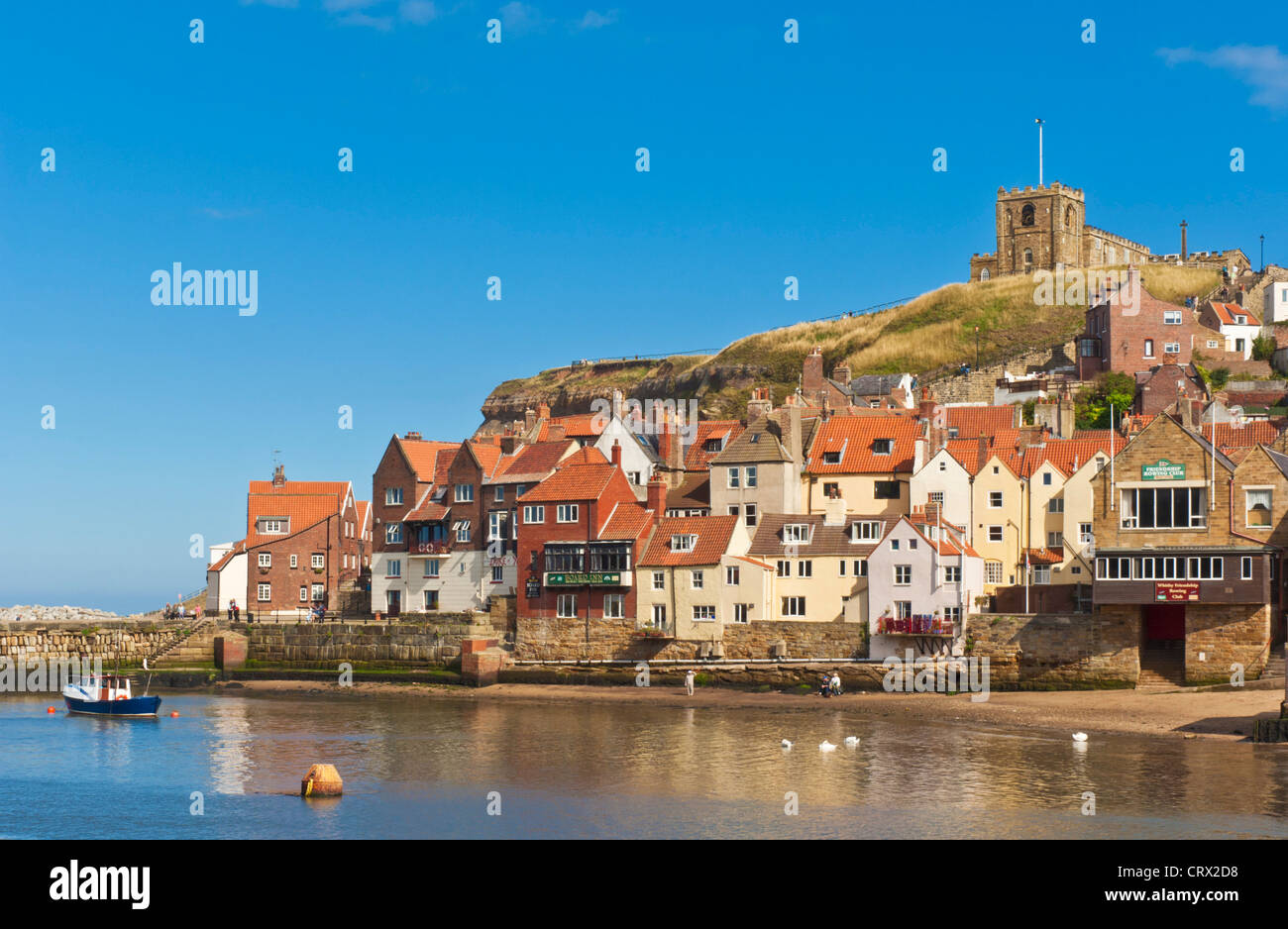 Whitby città vecchia e la spiaggia Nord Yorkshire Regno unito Gb eu europe Foto Stock