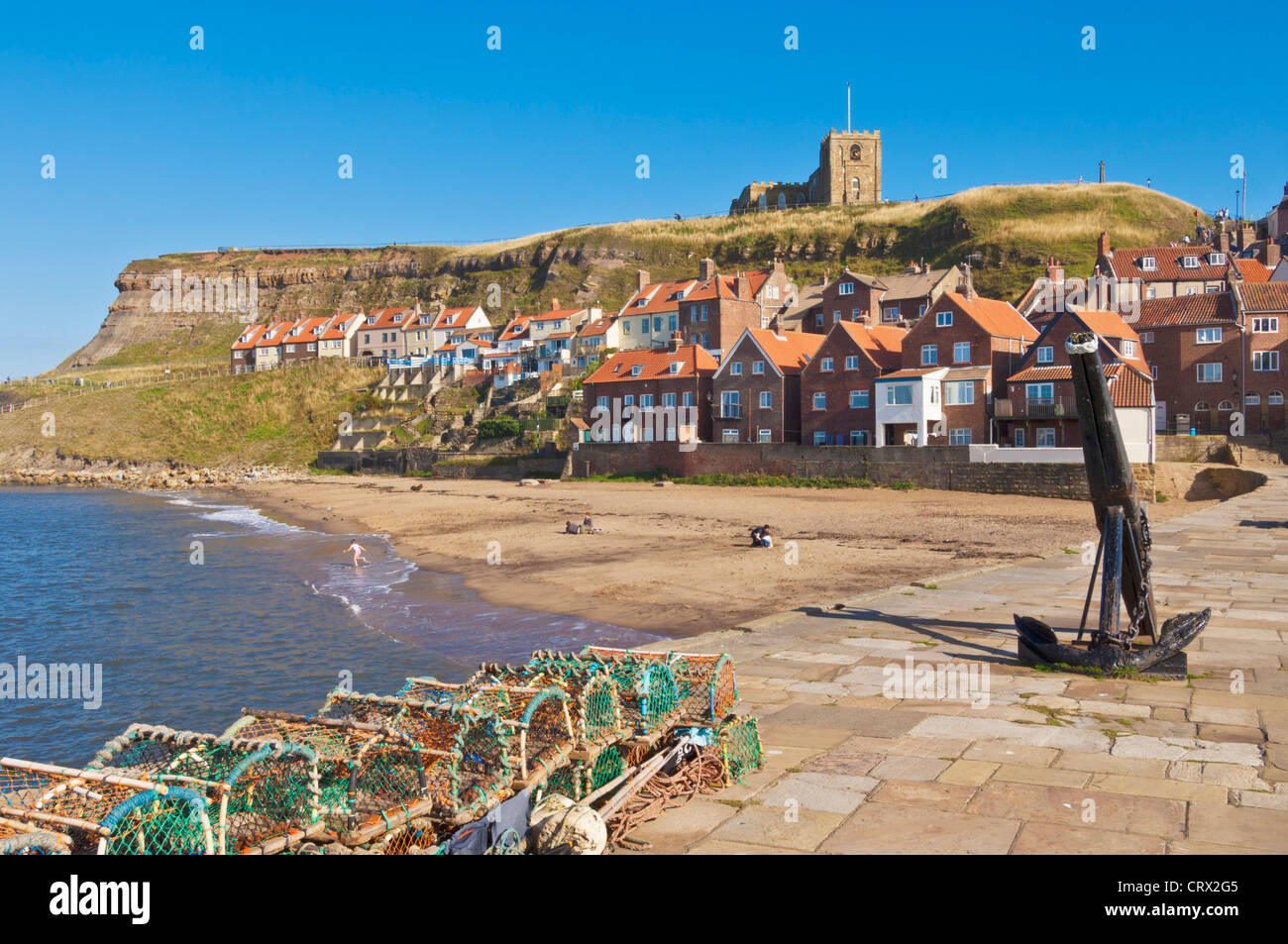 Whitby città vecchia e la spiaggia Nord Yorkshire Regno unito Gb eu europe Foto Stock