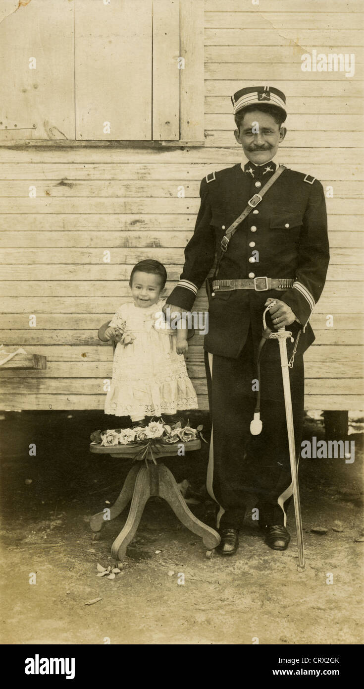 Circa 1920s fotografia, anziano gentiluomo nell esercito messicano uniforme con la sua nipote. Foto Stock