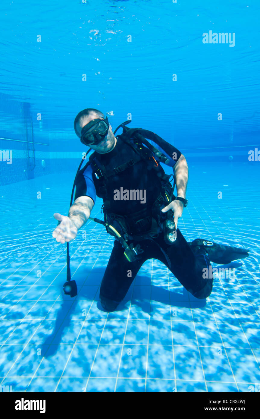 L apprendimento delle immersioni in piscina Foto Stock