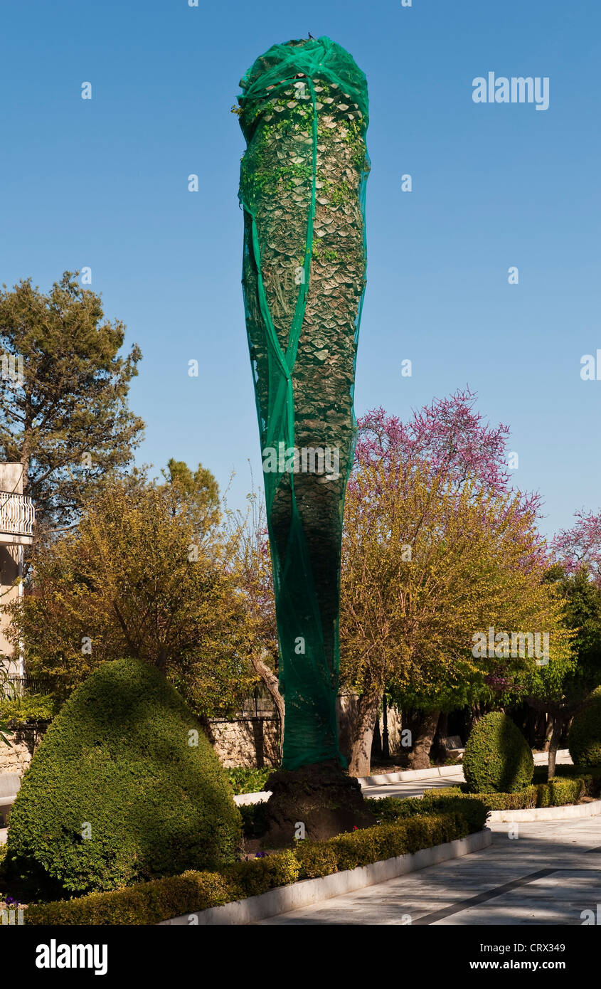 Un albero di palma neted per proteggerlo dall'attacco di Red Palm Weevil in un parco pubblico in Sicilia, Italia. Questa diffusa peste distrugge le giovani palme Foto Stock