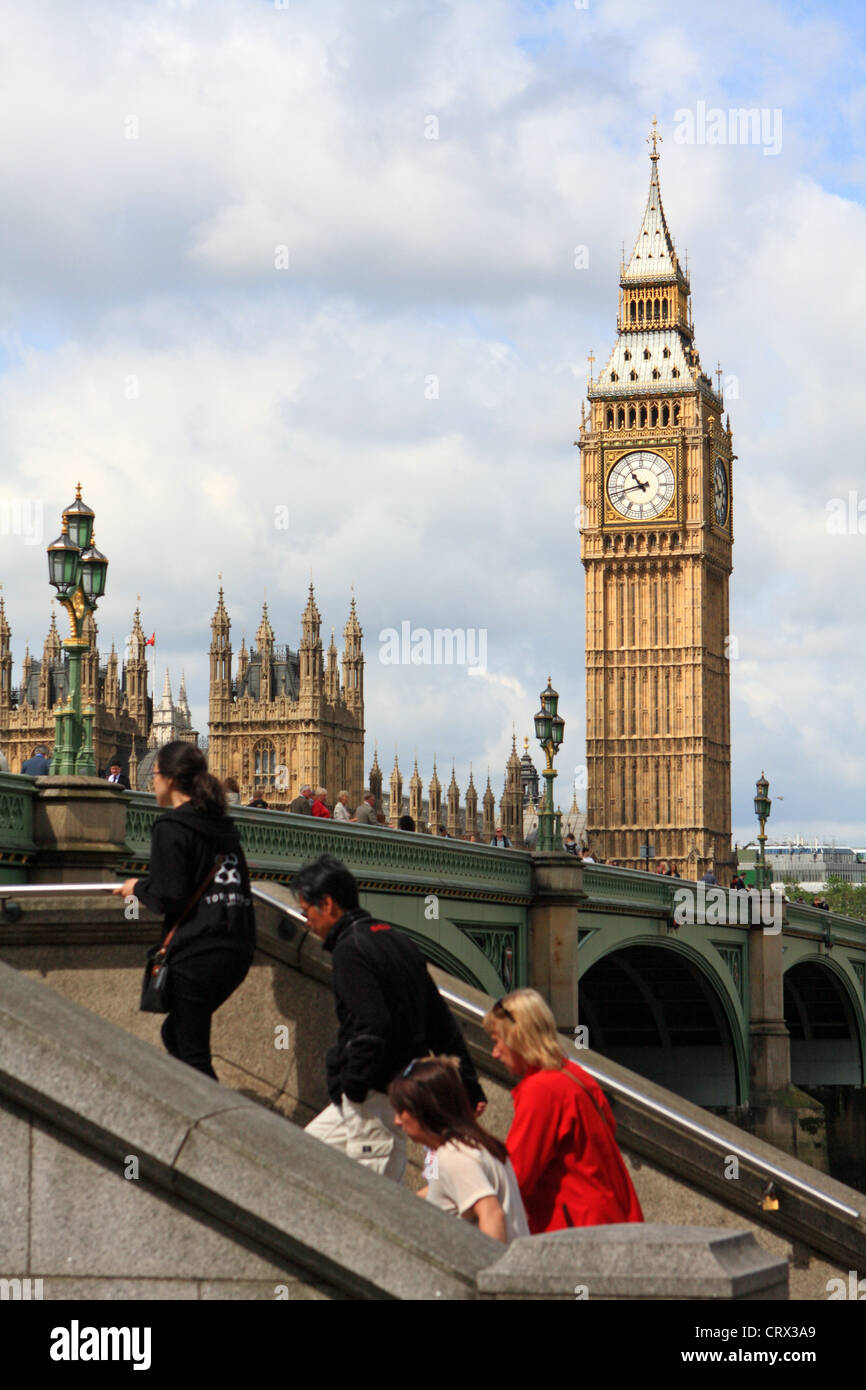 Una vista di una parte del case del parlamento di Londra con persone passaggi di arrampicata a Westminster Bridge in primo piano Foto Stock