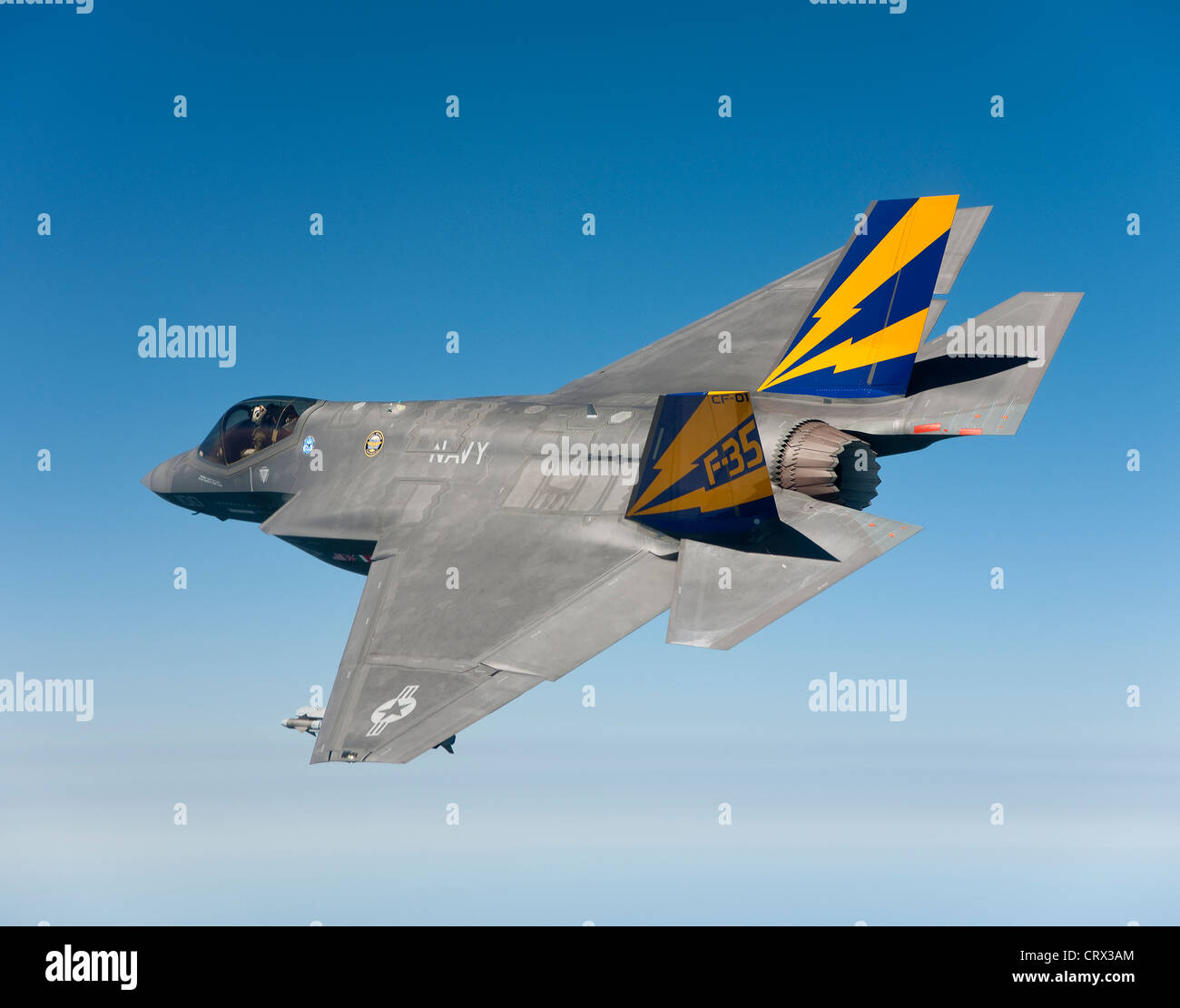 Un US Air Force carrier variante del F-35 Joint Strike Fighter vola per la prima volta con armi esterne durante i voli di collaudo Giugno 28, 2012 a Patuxent River, MD. Foto Stock