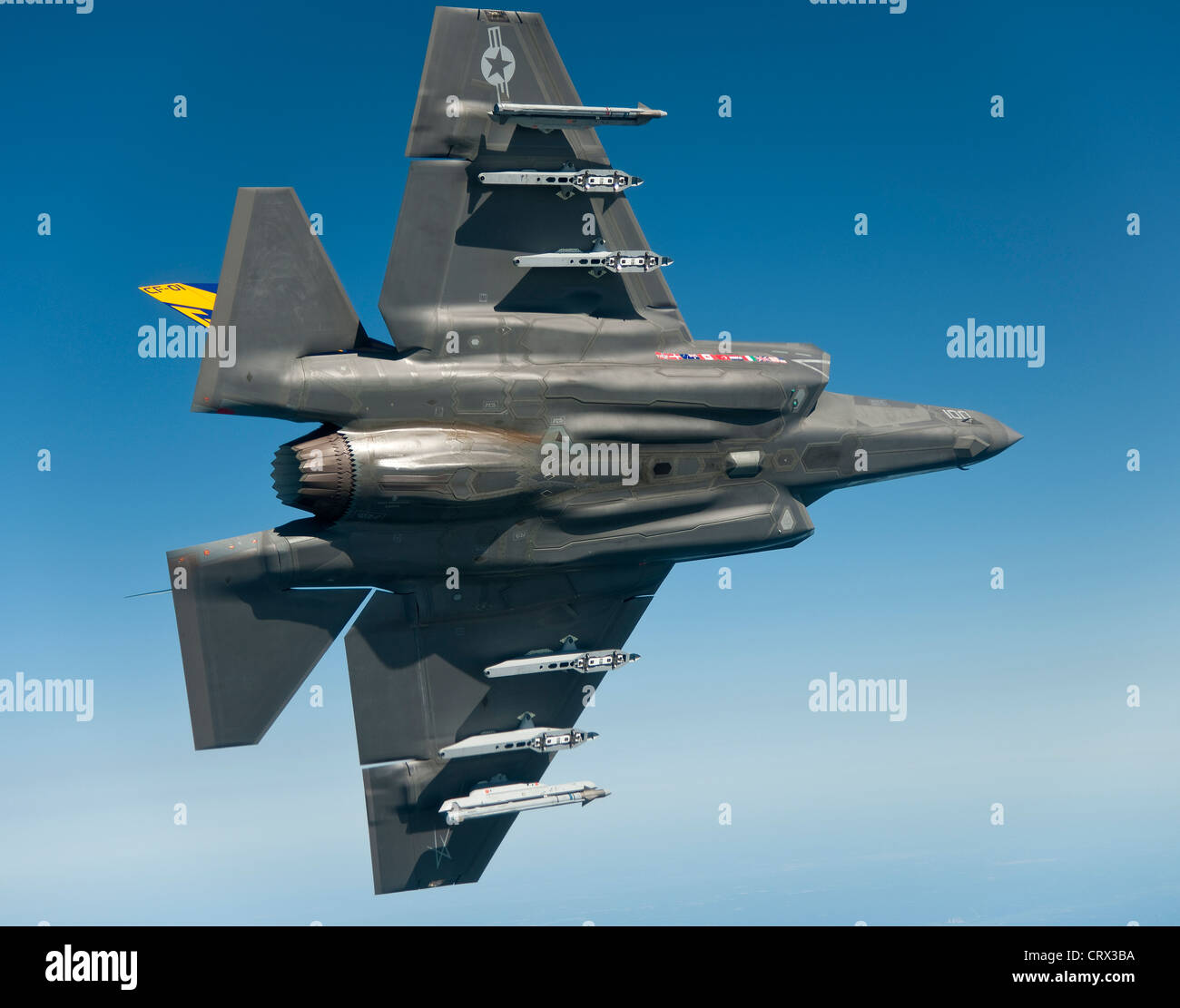 Un US Air Force carrier variante del F-35 Joint Strike Fighter vola per la prima volta con armi esterne durante i voli di collaudo Giugno 28, 2012 a Patuxent River, MD. Foto Stock