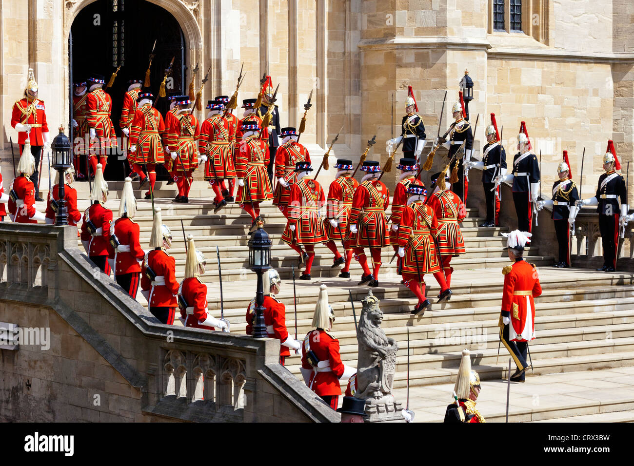 Yeomen della Guardia salendo le fasi della Cappella di St George a giarrettiera cerimonia della Giornata al Castello di Windsor 18 Giugno 2012. PER0191 Foto Stock