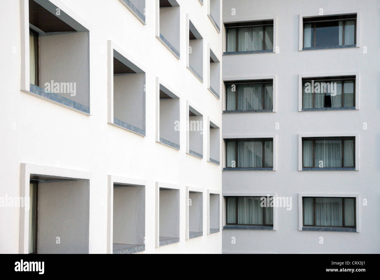 Si tratta di una foto del cortile interno di un 5 stelle luxe hotel in Bangkok in Thailandia. Siamo in grado di vedere le porte, finestre e ponte Foto Stock
