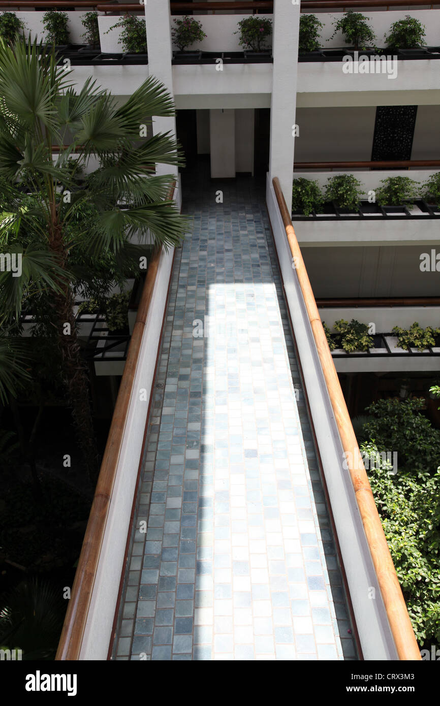 Si tratta di una foto del cortile interno di un 5 stelle luxe hotel in Bangkok in Thailandia. Siamo in grado di vedere le porte, finestre e ponte Foto Stock