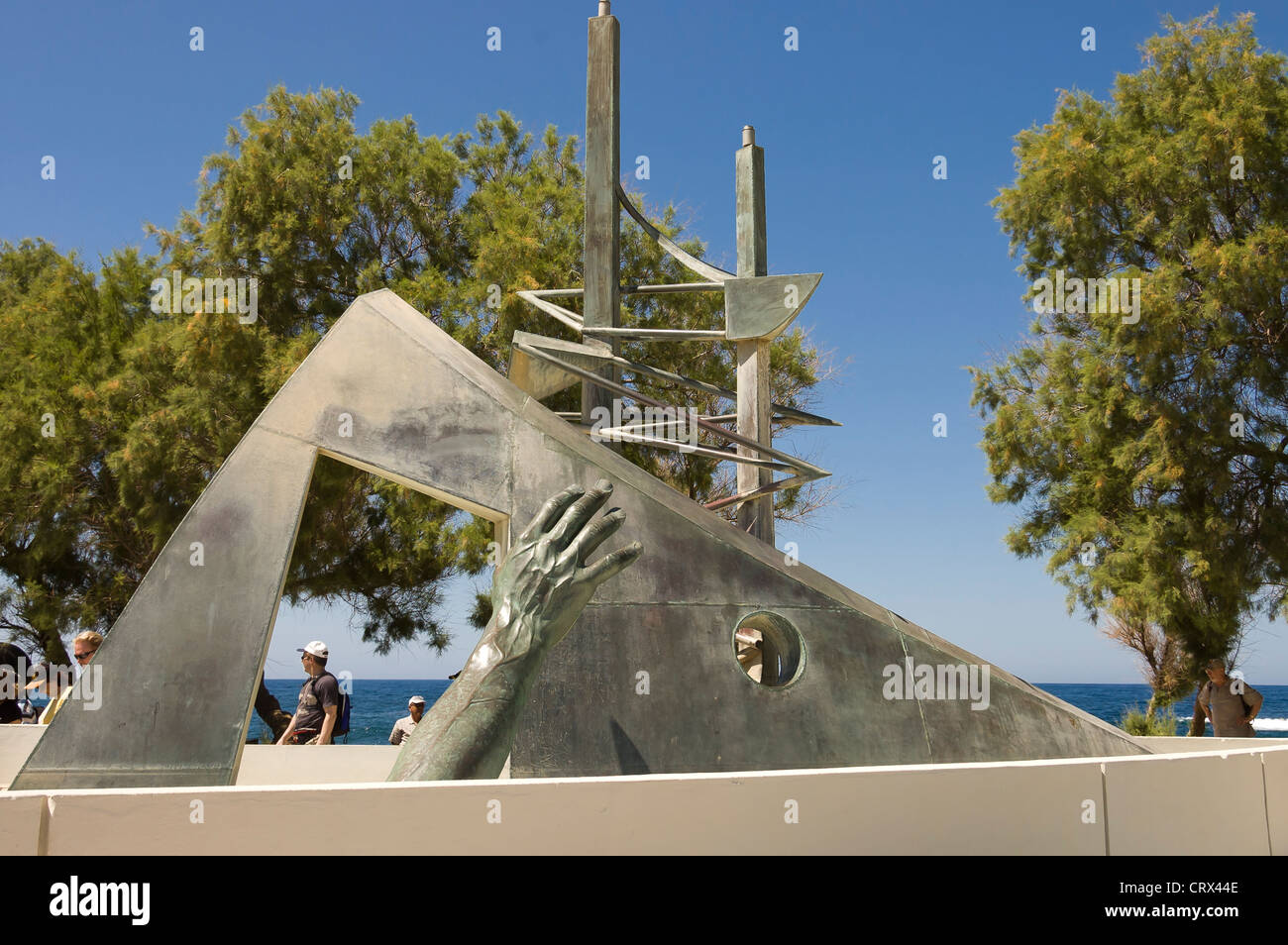 Mano moderno scultura all'estero il mare sull'isola di Creta, Hersonissos, Grecia Foto Stock