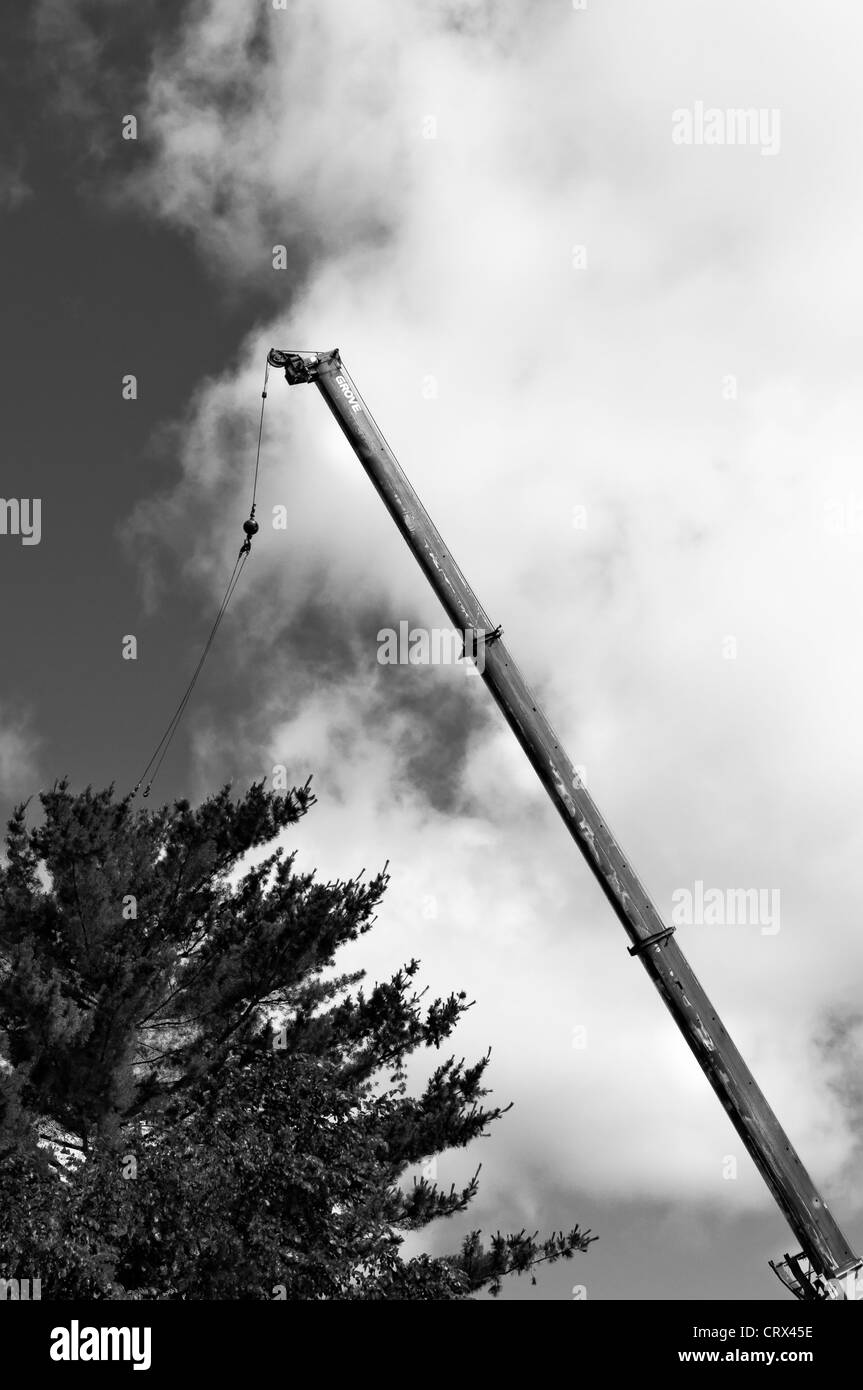 Gru da cantiere in azione su un cielo drammatico, Quebec, Canada - foto in bianco e nero Foto Stock