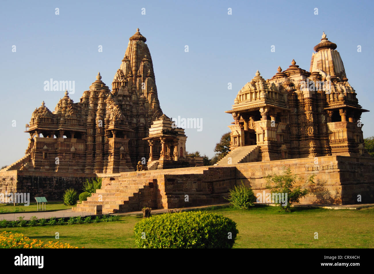 Da sinistra a destra - Kandariya Mahadeva Temple, Tempio di Shiva e devi Jagdambi facciata del tempio di Khajuraho Madya Pradesh India Foto Stock