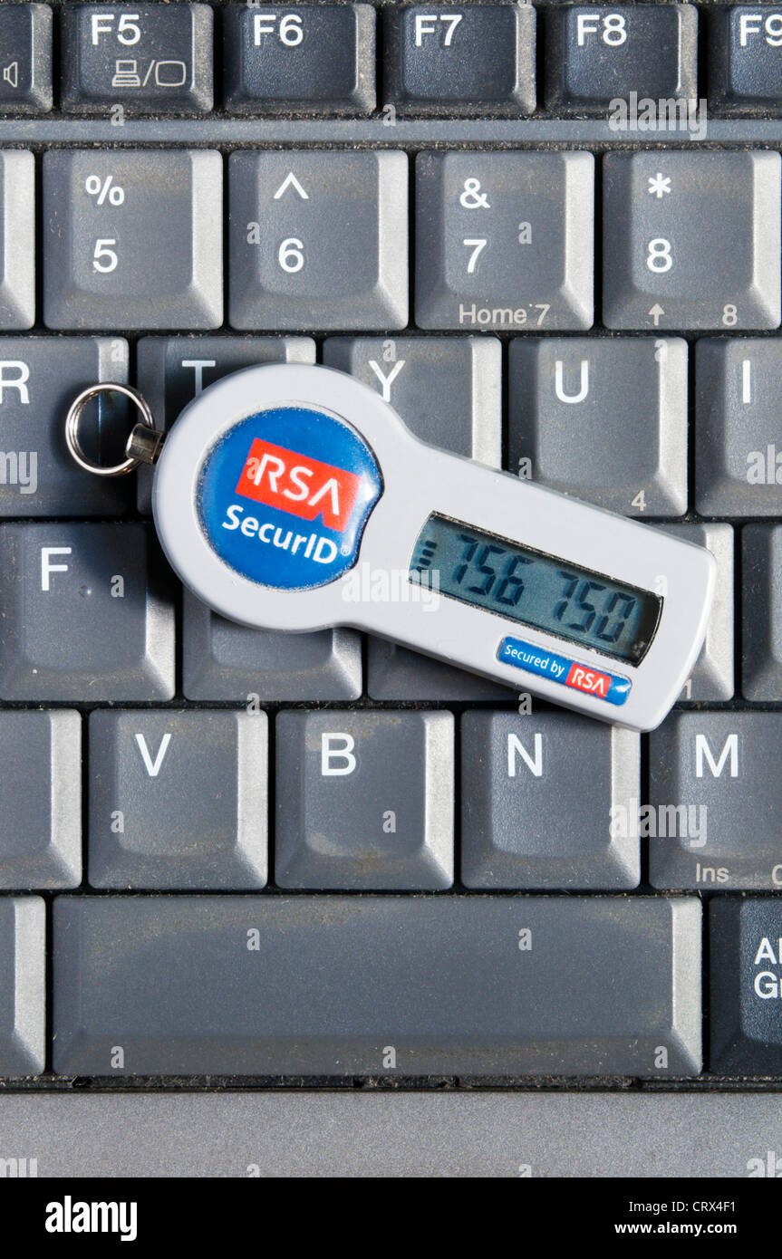 Un RSA SecurID token di sicurezza in appoggio sulla tastiera di un computer portatile. Foto Stock