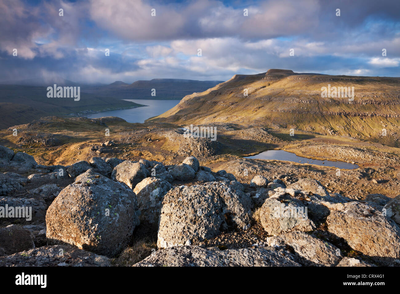 Paesaggio di montagna sull'isola di Streymoy, Isole Faerøer. Molla (giugno 2012). Foto Stock