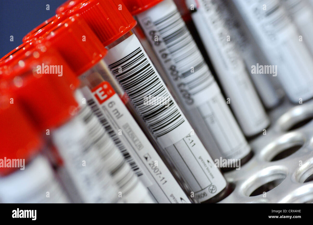 Campioni di sangue donato in Vacutainer provette con cime di rosso. Foto Stock