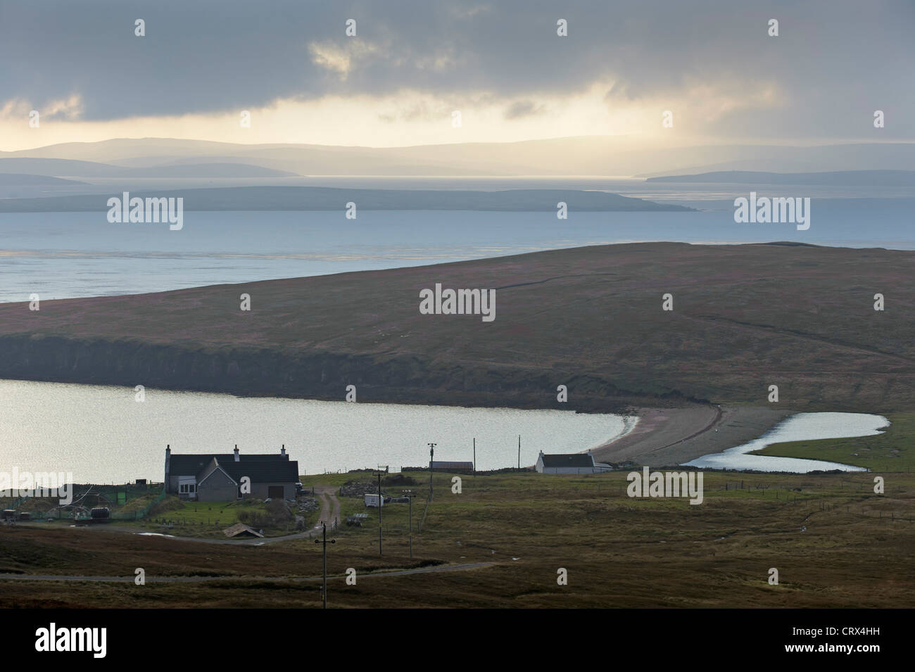 Il Ness del suono nel West Yell, isole Shetland, guardando attraverso Yell Sound verso Sullom Voe. Ottobre 2010. Foto Stock