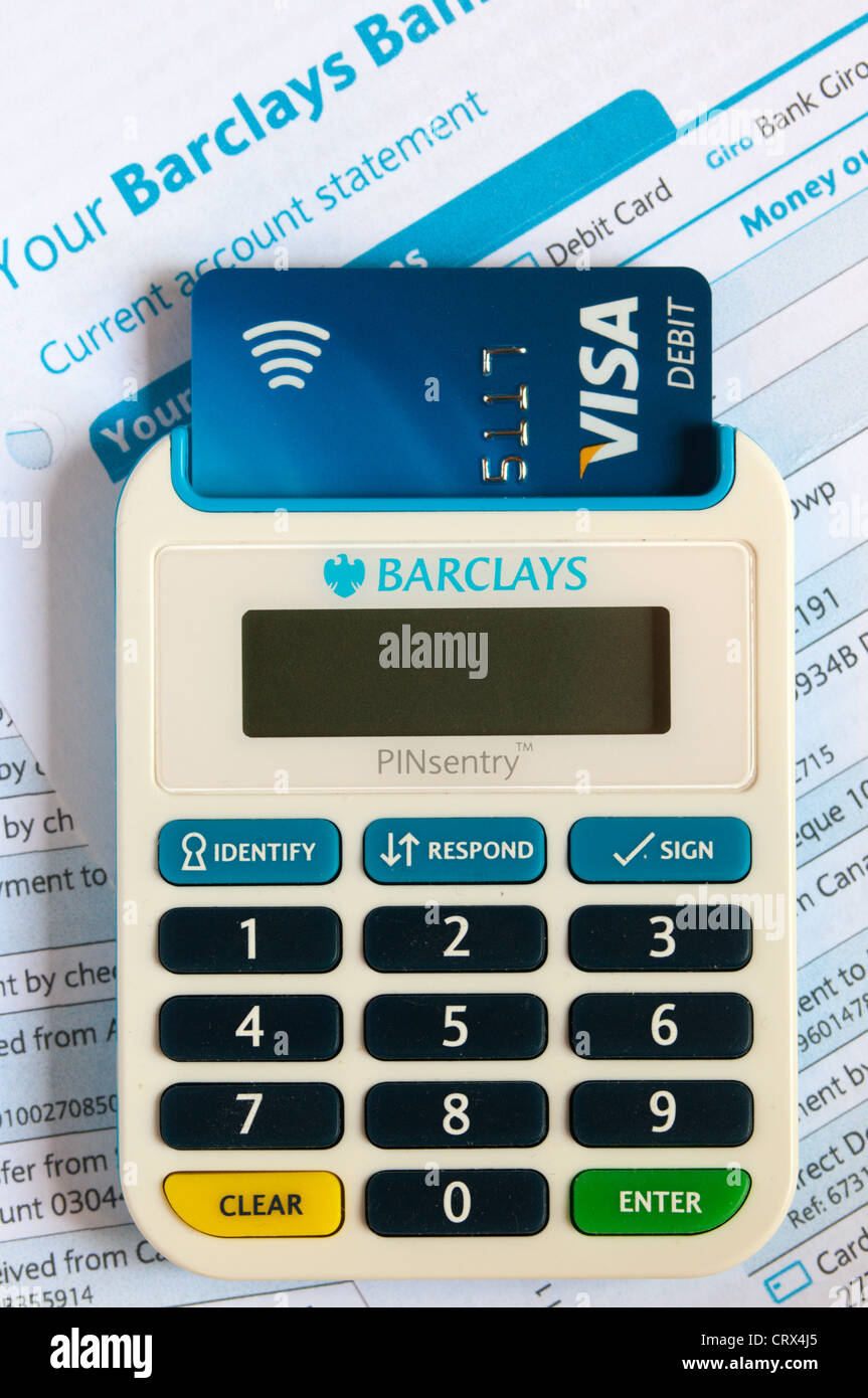 Un Barclays autenticazione del passcode PINsentry dispositivo di lettura di un chip e pin carta per verificare l'identità. In Barclays Bank dichiarazioni. Foto Stock