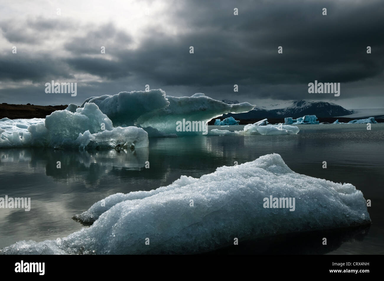 Iceberg scenario del Joekulsarlon lago glaciale, Islanda, Europa Foto Stock