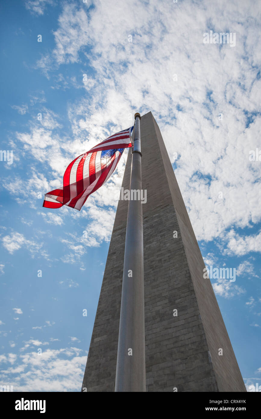 Obelisco e bandiera degli Stati Uniti contro la luce Foto Stock
