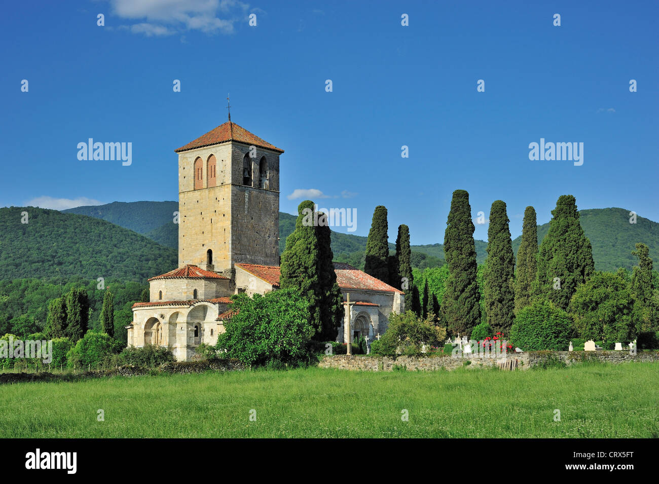 La basilica Saint-Just de Valcabrère in stile romanico a Comminges, Midi-Pirenei, Pirenei, Francia Foto Stock